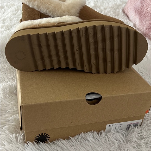 Ladies Uggs. New never worn. Size 9 - Picture 3 of 5